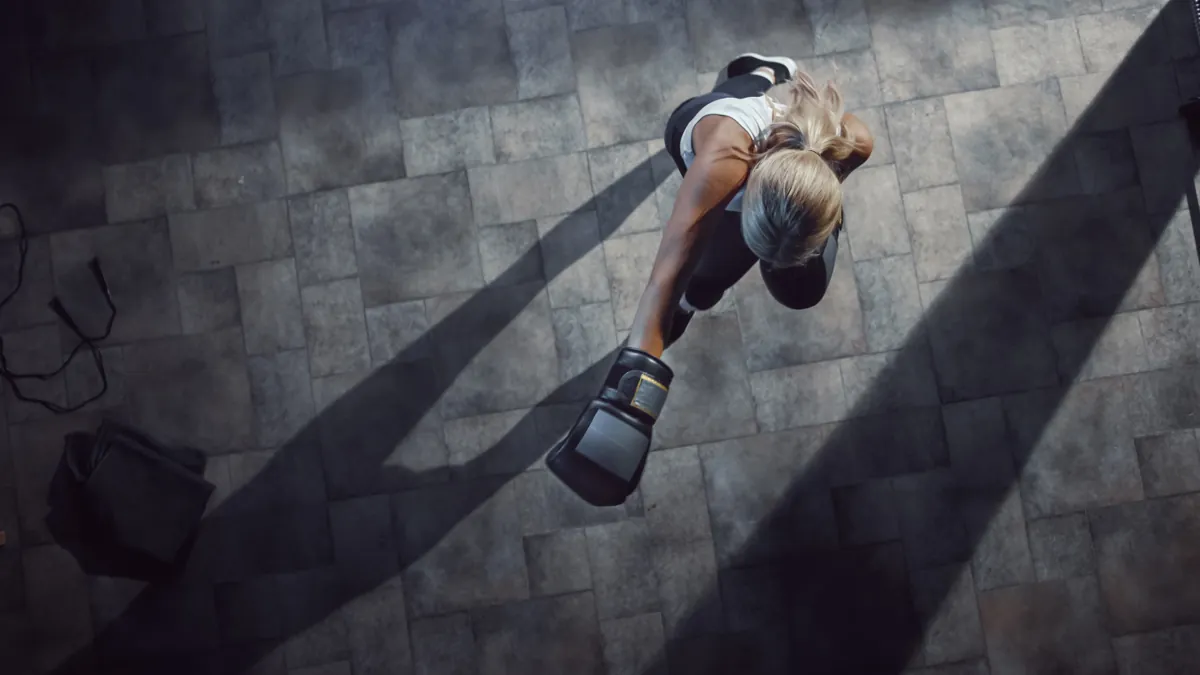 Antrenman yapan bir sporcunun yukarıdan çekilmiş fotoğrafı